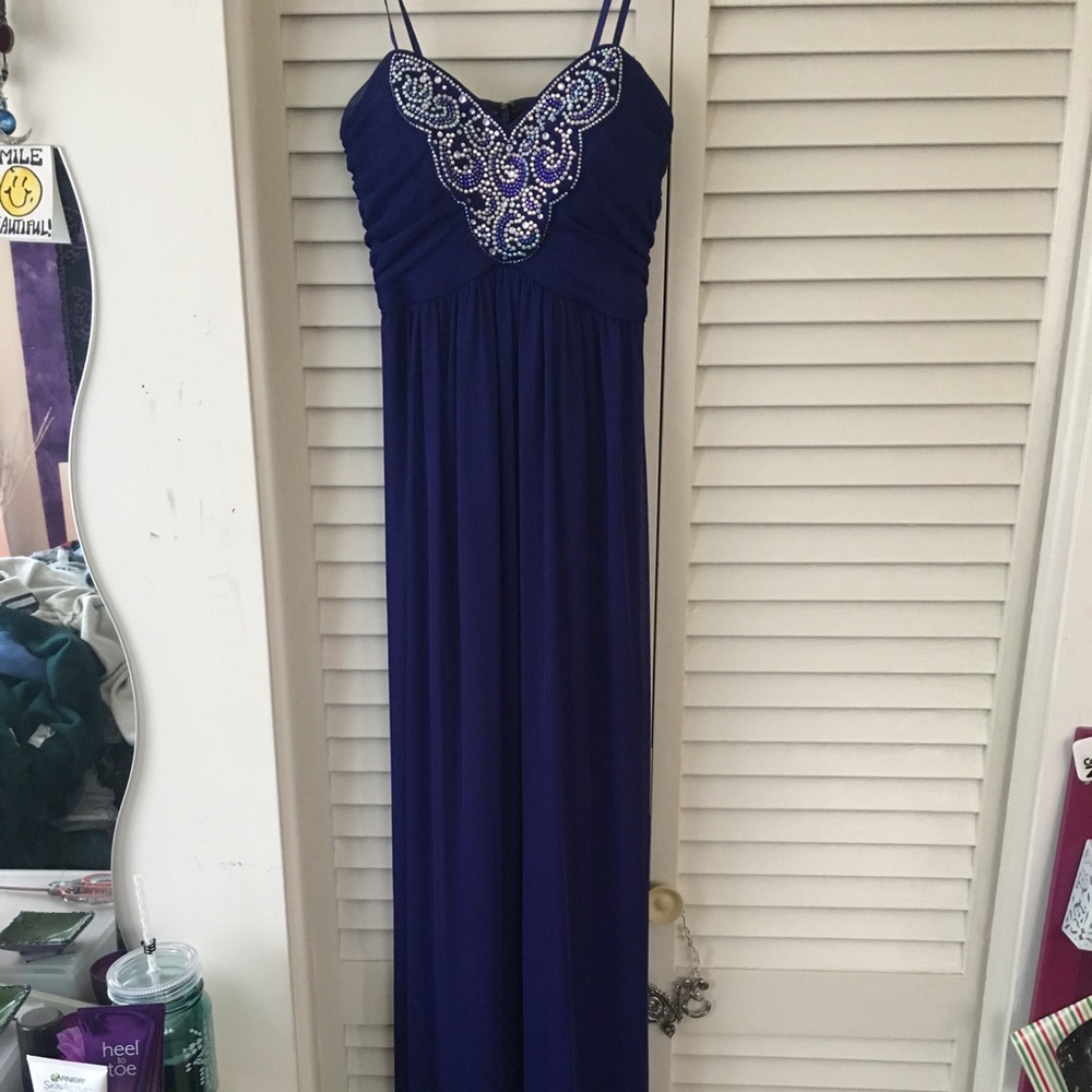 Hi! I’m selling a prom dress!